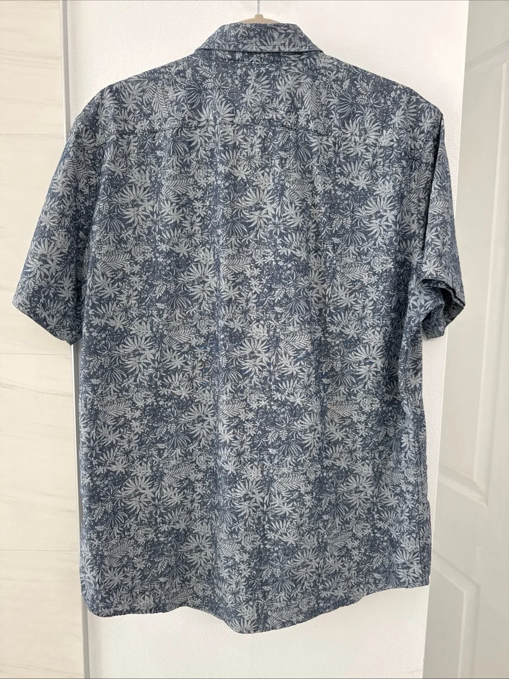 Banana Republic Blue and White Floral Short-Sleeve Button-Down Shirt size Large